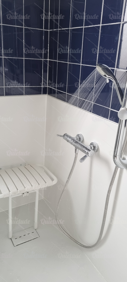 TRANSFORMATION COMPLÈTE D'UNE BAIGNOIRE EN BELLE DOUCHE SÉCURISÉE À VITRY-SUR-SEINE (94)