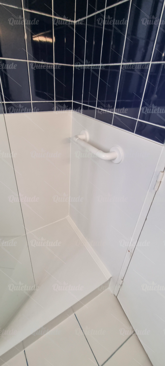 TRANSFORMATION COMPLÈTE D'UNE BAIGNOIRE EN BELLE DOUCHE SÉCURISÉE À VITRY-SUR-SEINE (94)