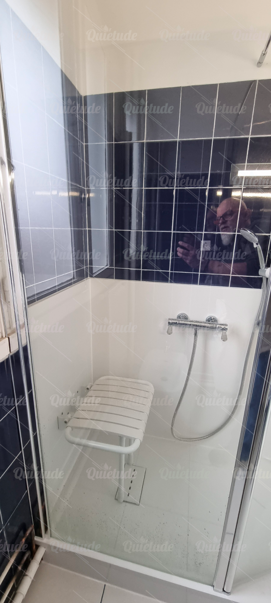 TRANSFORMATION COMPLÈTE D'UNE BAIGNOIRE EN BELLE DOUCHE SÉCURISÉE À VITRY-SUR-SEINE (94)