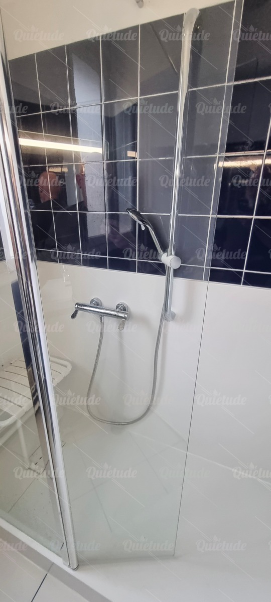 TRANSFORMATION COMPLÈTE D'UNE BAIGNOIRE EN BELLE DOUCHE SÉCURISÉE À VITRY-SUR-SEINE (94)