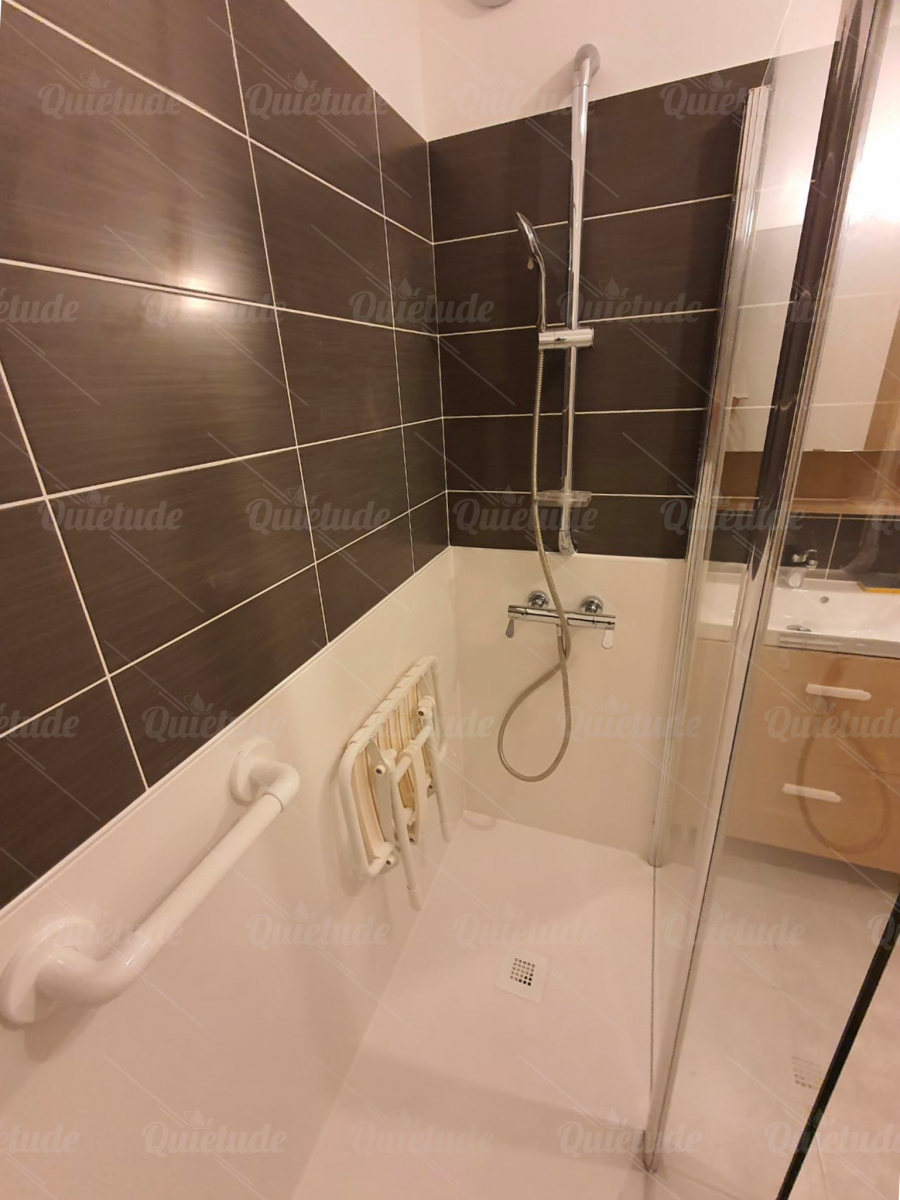 TRANSFORMATION D'UNE BAIGNOIRE EN BELLE DOUCHE SÉCURISÉE À MARSEILLE (13)