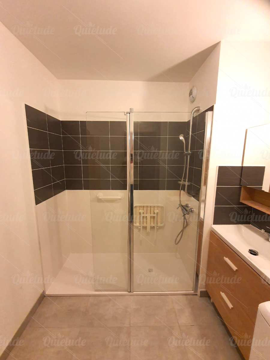 TRANSFORMATION D'UNE BAIGNOIRE EN BELLE DOUCHE SÉCURISÉE À MARSEILLE (13)