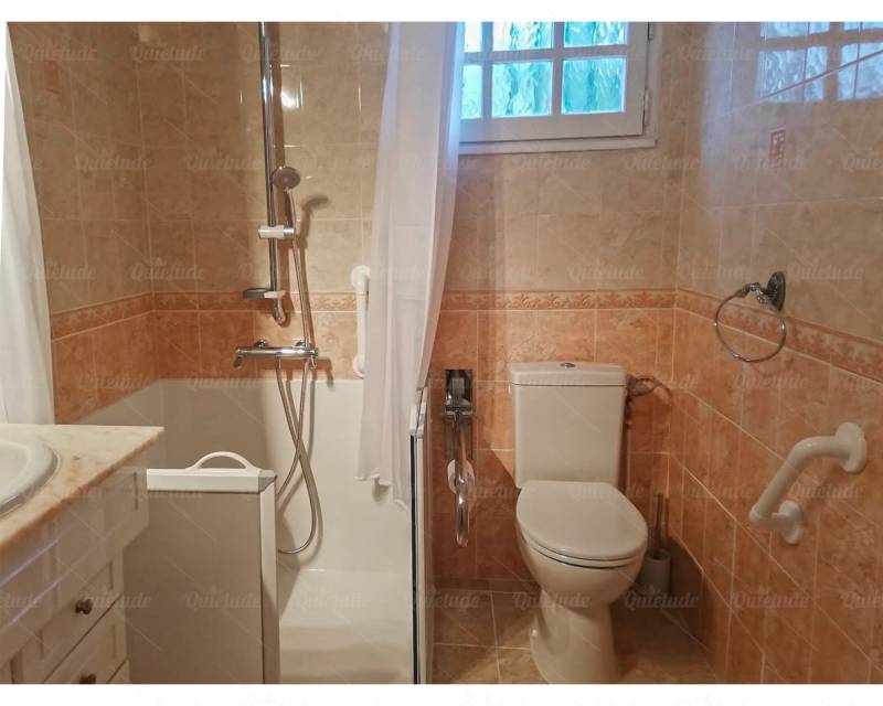 REMPLACEMENT D'UNE BAIGNOIRE EN DOUCHE SÉCURISÉE À CABRIÈS (13)