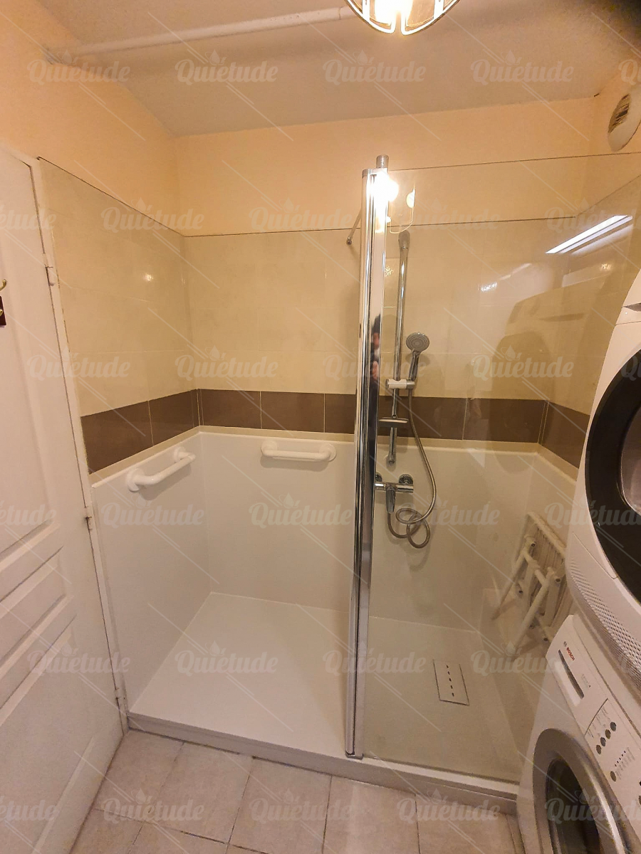 TRANSFORMATION D'UNE BAIGNOIRE EN DOUCHE SÉCURISÉE À CABRIÈS (13)