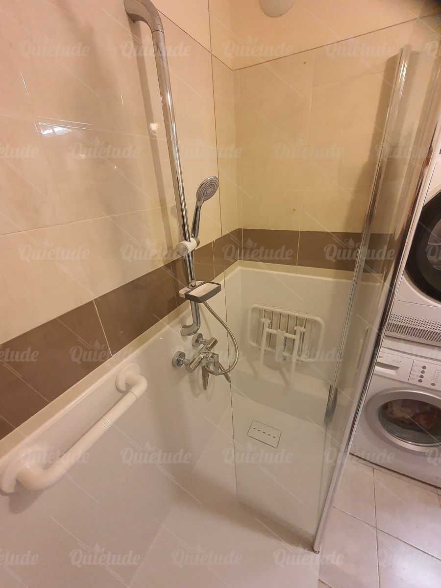 TRANSFORMATION D'UNE BAIGNOIRE EN DOUCHE SÉCURISÉE À CABRIÈS (13)