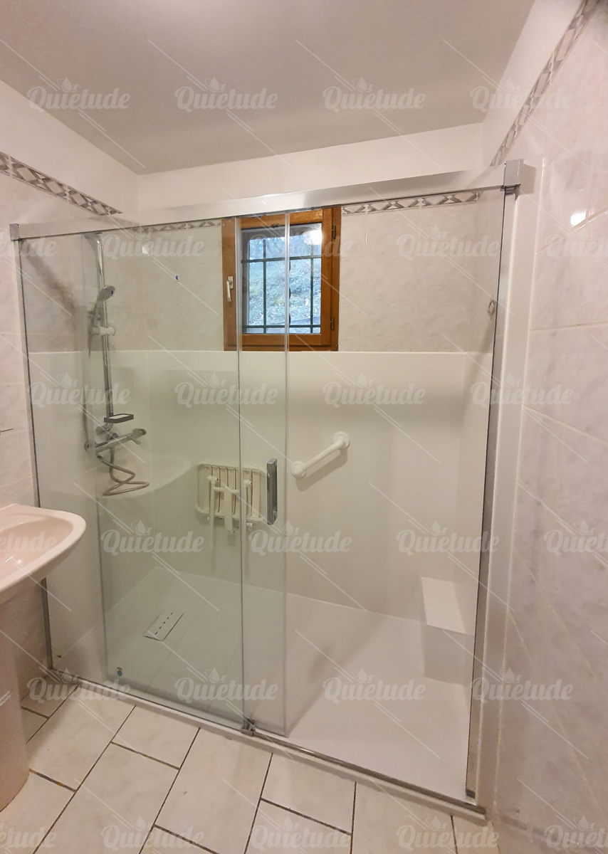 TRANSFORMATION D'UNE BAIGNOIRE EN DOUCHE SÉCURISÉE À AUBAGNE (13)
