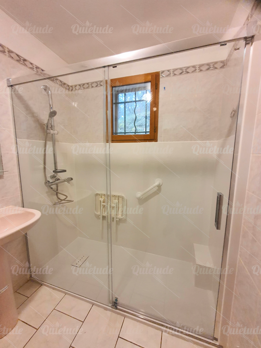 TRANSFORMATION D'UNE BAIGNOIRE EN DOUCHE SÉCURISÉE À AUBAGNE (13)