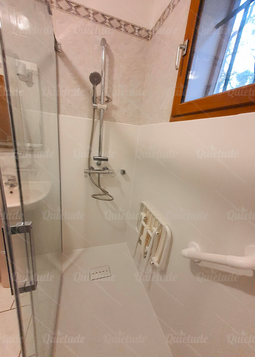 TRANSFORMATION D'UNE BAIGNOIRE EN DOUCHE SÉCURISÉE À AUBAGNE (13)