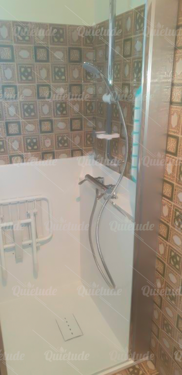 RÉNOVATION D'UNE BAIGNOIRE EN DOUCHE SÉCURISÉE À DUN-SUR-AURON (18)