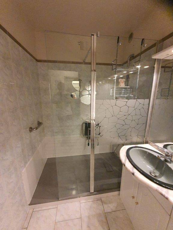 UNE DOUCHE SÉCURISÉE PERSONNALISÉE À MARSEILLE (13)