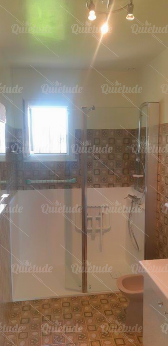 RÉNOVATION D'UNE BAIGNOIRE EN DOUCHE SÉCURISÉE À DUN-SUR-AURON (18)