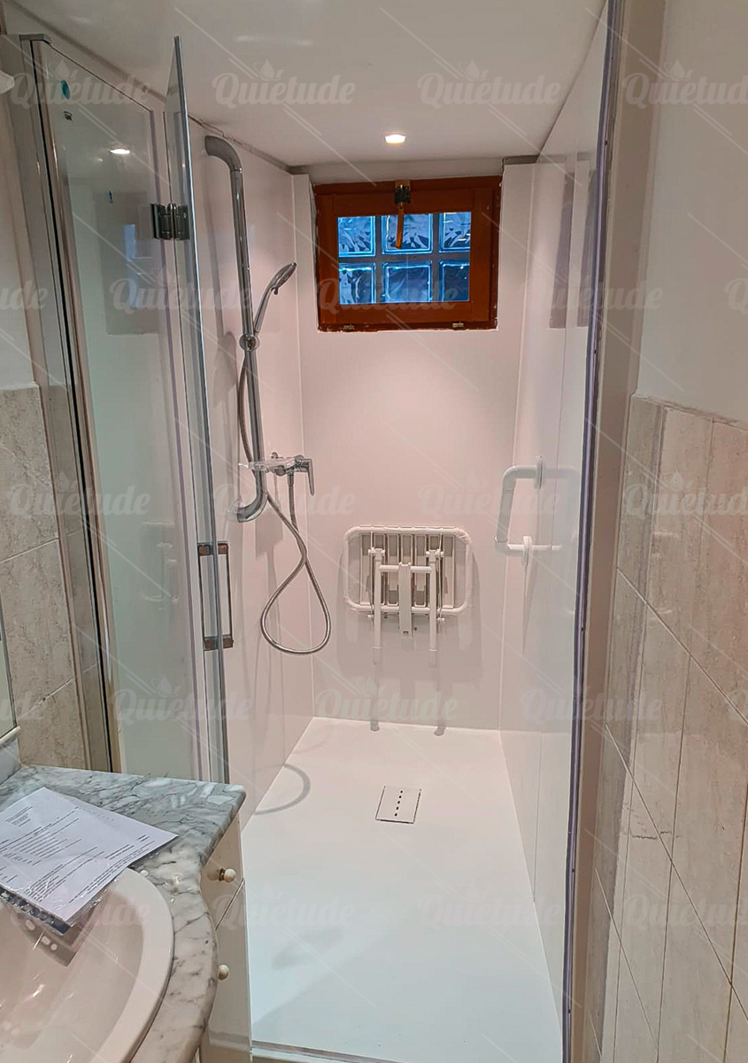 TRANSFORMATION D'UNE DOUCHE EN NICHE INADAPTÉE EN DOUCHE SÉCURISÉE À SALINDRES (30)