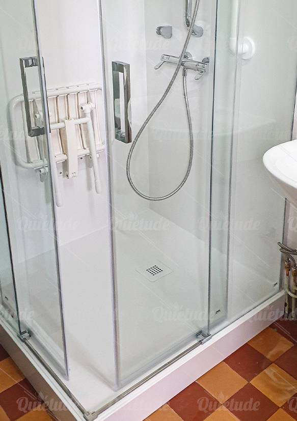 TRANSFORMATION D'UNE DOUCHE EN DOUCHE SÉCURISÉE À SAINT-AMAND-MONTRON (18)