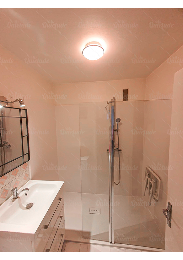 TRANSFORMATION D'UNE BAIGNOIRE EN DOUCHE SÉCURISÉE À SAINT-AMAND-MONTRON (18)